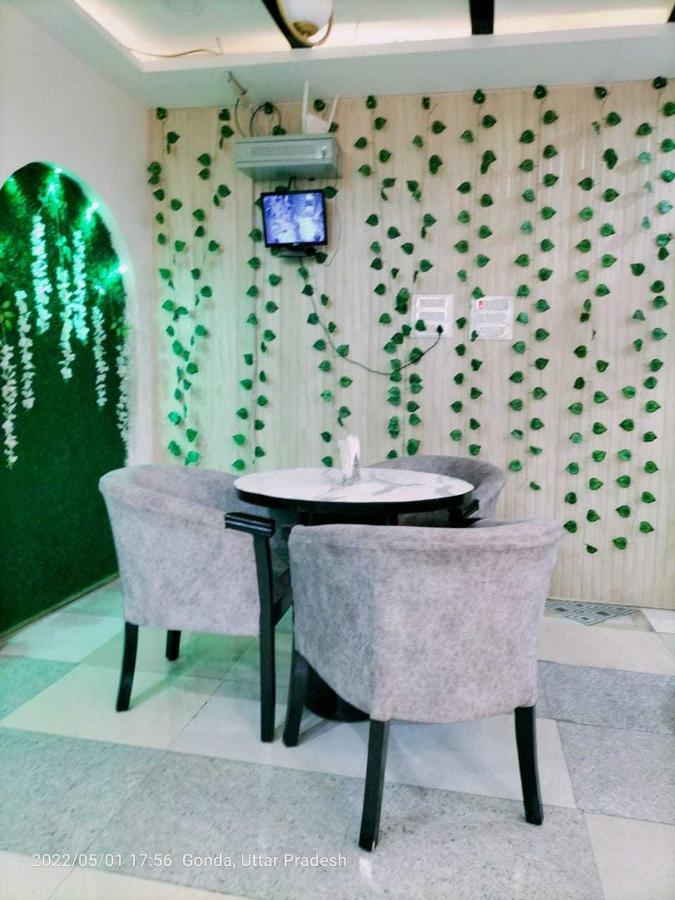 Oyo Mosaic Hotel And Restaurant Gonda Buitenkant foto