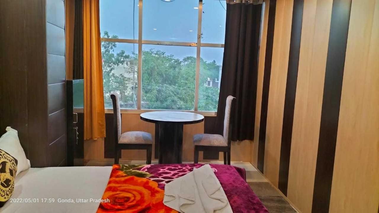 Oyo Mosaic Hotel And Restaurant Gonda Buitenkant foto